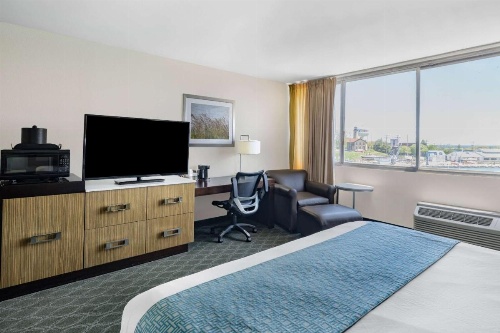 Wyndham Garden Kenosha Harborside image 31